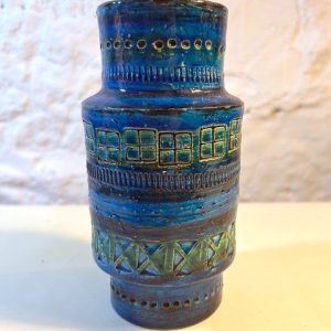 Side view of 1960s Rimini Blue ceramic cylinder vase designed by Aldo Londi for Bitossi, handmade in Italy circa 1960s